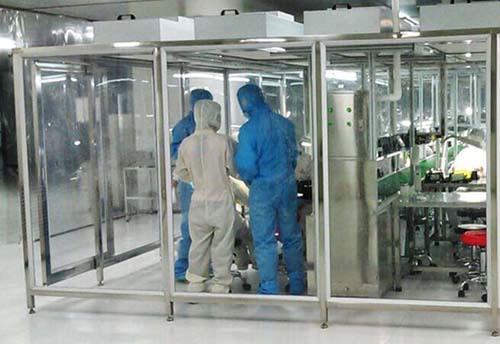 百級潔凈棚工作原理:風機從FFU頂部將空氣吸入,經初效過濾器,高效過濾器過濾,過濾后的潔凈空氣在整個出風面以0.45m/s±20%的風速勻速送出到潔凈棚內。