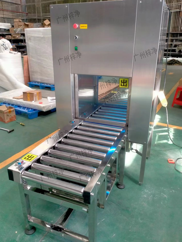 將需要傳遞的物品放置在輸送線傳遞窗的指定位置，確保物品穩固。