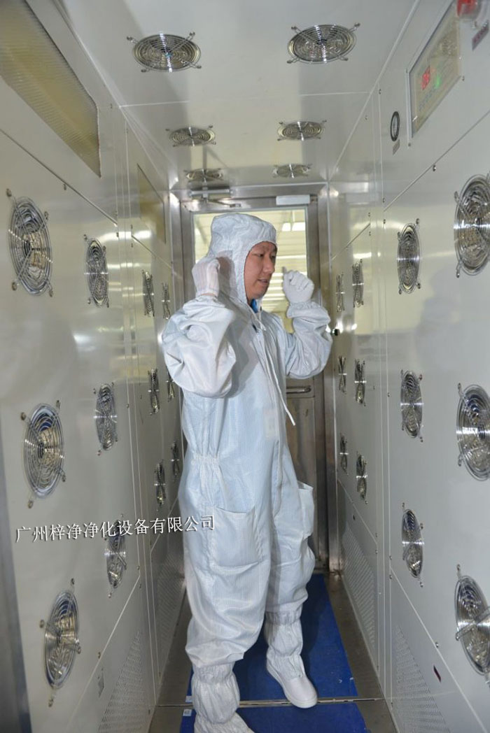 進(jìn)入風(fēng)淋室前，請(qǐng)確保穿著符合要求的潔凈服，包括帽子、口罩、鞋套等。