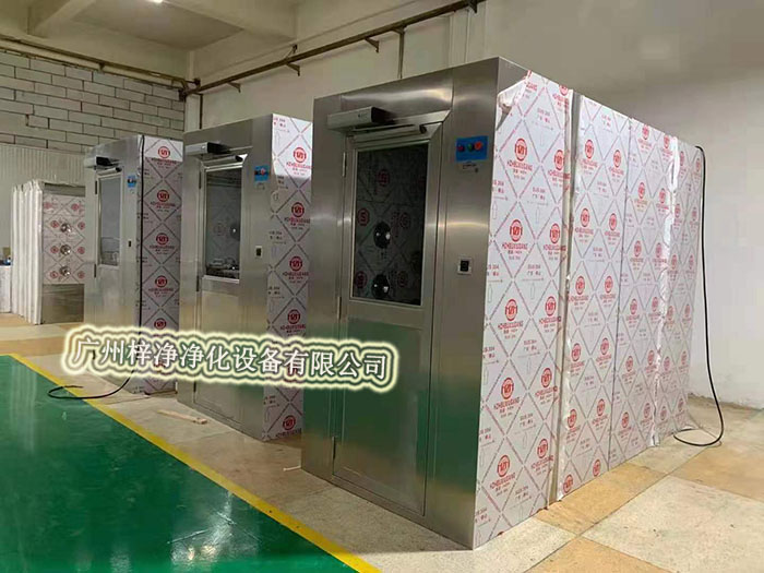 風淋室通過高速氣流將塵埃吹離工作人員的衣物和頭發，有效降低了進入潔凈室內的塵埃量，從而維護了潔凈室內的空氣質量。