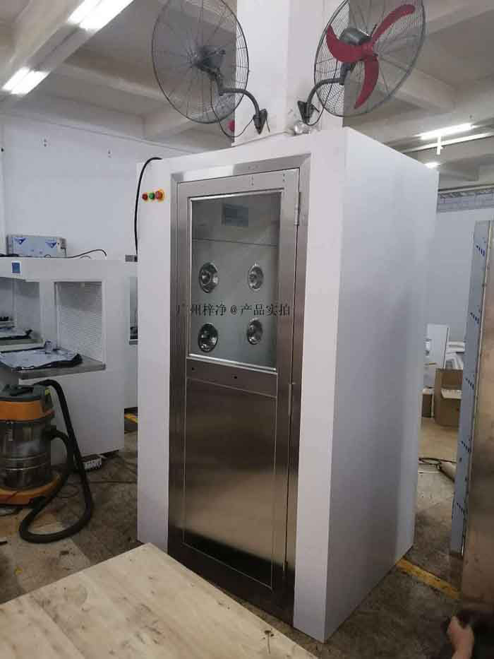 定期檢查風淋室的各個部件,如門密封、風速、風量和控制系統(tǒng),確保其正常運行。 定期檢查風淋室的各個部件,如門密封、風速、風量和控制系統(tǒng),確保其正常運行。