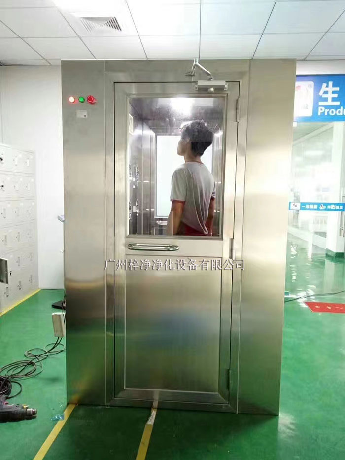 風淋室和貨淋室通常配備有集塵設備，如高效過濾器、吸塵器等。吹淋過程中脫落的灰塵和雜質會被這些設備收集。