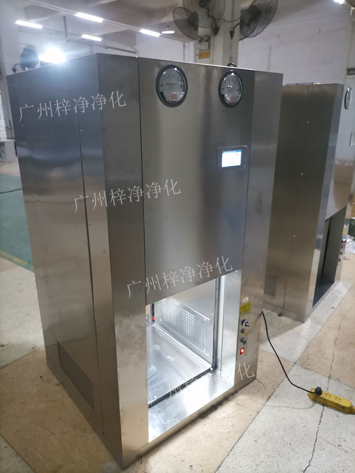 機器人機械臂傳遞窗是通過高精度的傳感器，實現(xiàn)機器人與傳遞窗的精準對接。