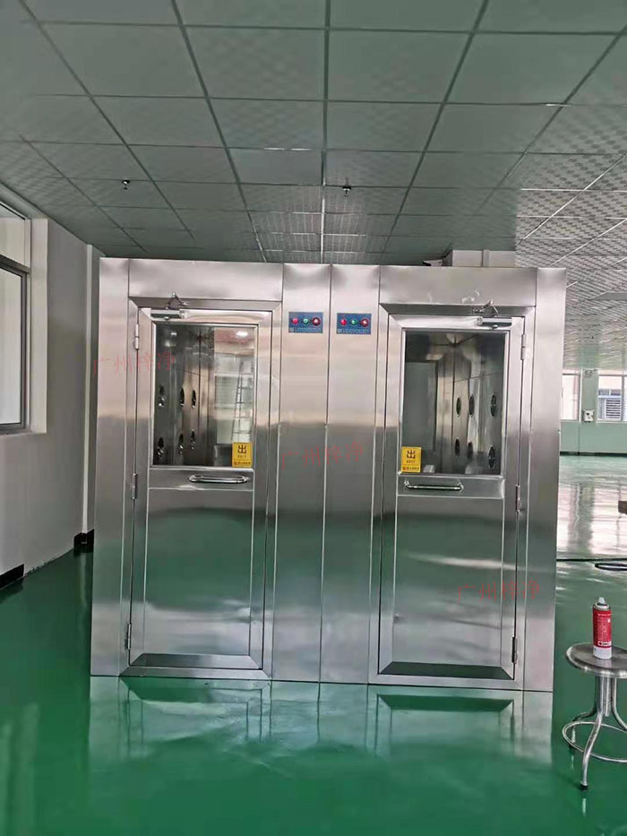風(fēng)淋室主要功能是通過(guò)快速氣流的作用，去除人員和物料表面攜帶的塵埃和微生物，以確保進(jìn)入潔凈室的人員和物料不會(huì)污染車間環(huán)境。