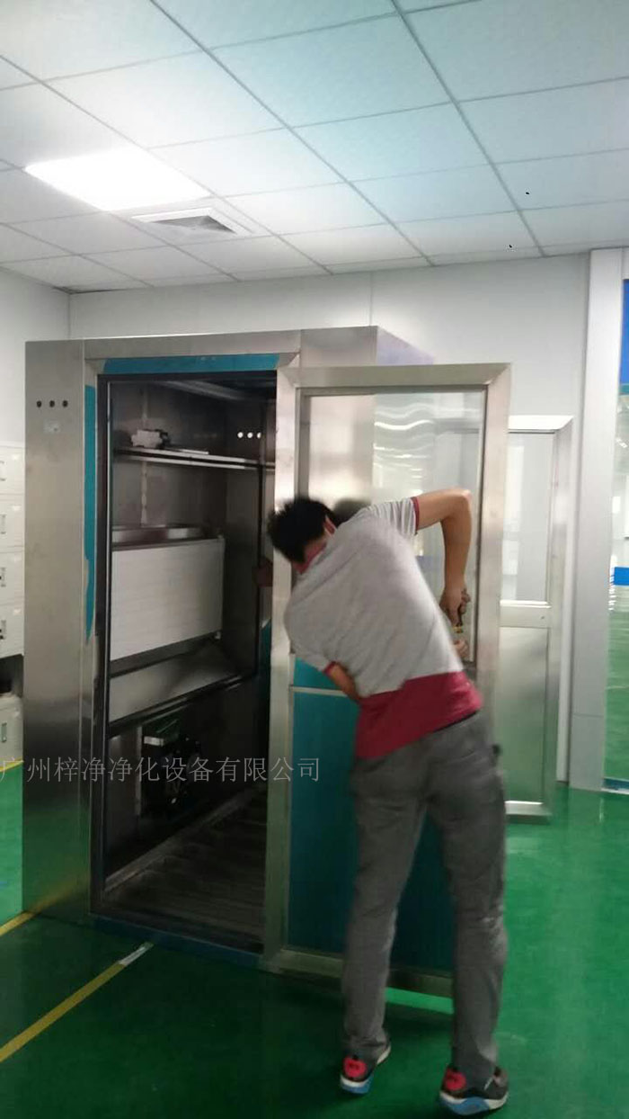 在計劃安裝風(fēng)淋室的位置用粉筆或標(biāo)記筆進行清晰標(biāo)記 在計劃安裝風(fēng)淋室的位置用粉筆或標(biāo)記筆進行清晰標(biāo)記