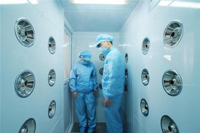 風(fēng)淋室的主要功能是通過高速氣流對人體或物品進(jìn)行瞬間凈化。 風(fēng)淋室的主要功能是通過高速氣流對人體或物品進(jìn)行瞬間凈化。