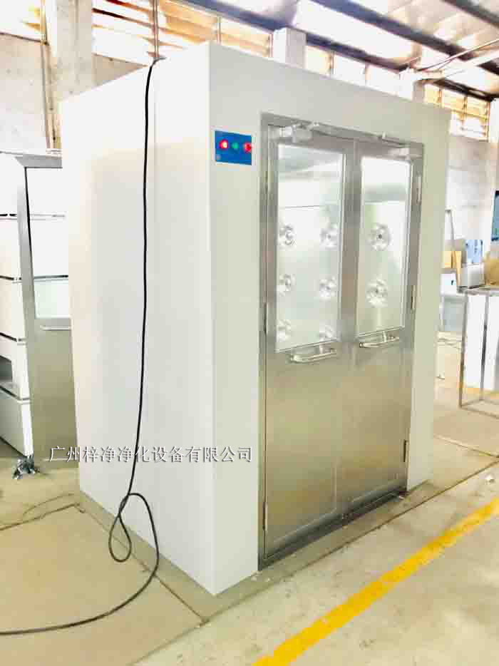 風淋室是潔凈室中的重要設備，風淋室主要用于去除進入潔凈室的人員或物料表面的塵埃和微生物，保證潔凈室內的空氣質量和環境穩定性。