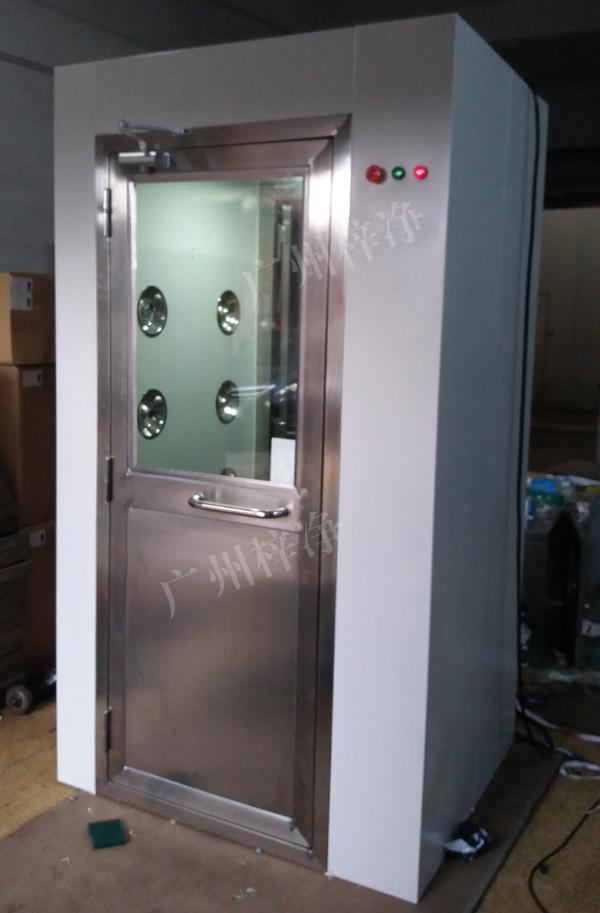 1200型風(fēng)淋室側(cè)面 1200型風(fēng)淋室側(cè)面